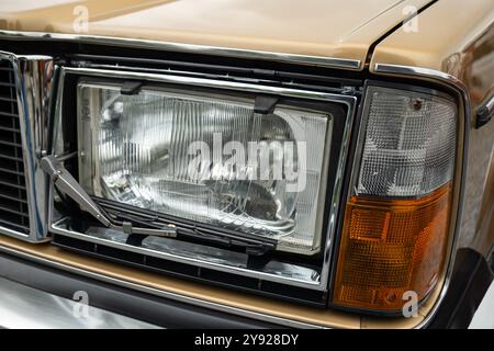 Faro o faro per auto d'epoca. Primo piano, bassa profondità di campo, nessuna persona. Foto Stock