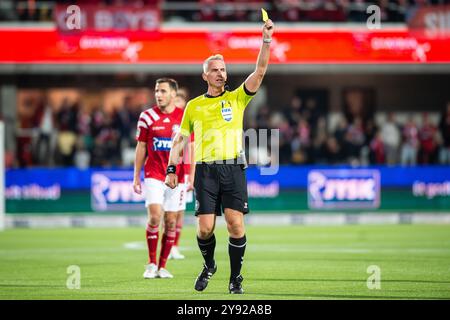 Silkeborg, Danimarca. 6 ottobre 2024. L'arbitro Jakob Kehlet ha visto durante il 3F Superliga match tra il Silkeborg IF e il Copenhagen al JYSK Park di Silkeborg. Foto Stock