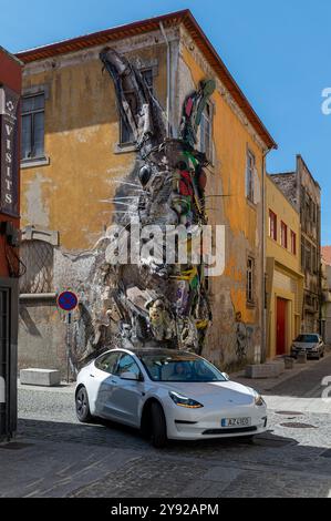 Porto, Portogallo - 12 settembre 2024: Grande murale di Street art di un coniglio su un edificio in un contesto urbano storico Foto Stock