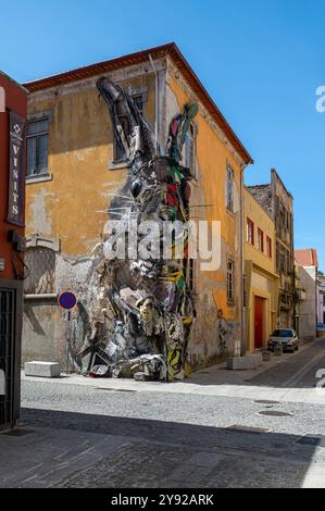 Porto, Portogallo - 12 settembre 2024: Un vivace murale di coniglio copre un edificio in una strada affascinante, che mostra arte urbana. Foto Stock