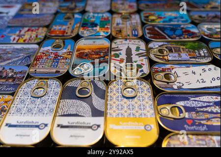 Porto, Portogallo - 12 settembre 2024: Colorate lattine di sardine portoghesi con vivaci disegni e motivi Porto in mostra Foto Stock