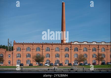 Aveiro, Portogallo - 11 settembre 2024: Una grande fabbrica di mattoni mostra la sua ricca storia sotto un cielo blu. Foto Stock