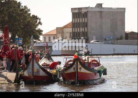 Aveiro, Portogallo - 11 settembre 2024 : barche colorate attraccate lungo il vivace canale in una città piena di visitatori Foto Stock