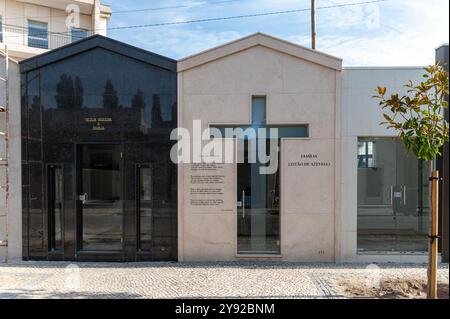 Aveiro, Portogallo - 11 settembre 2024: Un mausoleo contemporaneo caratterizzato da facciate scure e chiare a contrasto in un ambiente tranquillo. Foto Stock