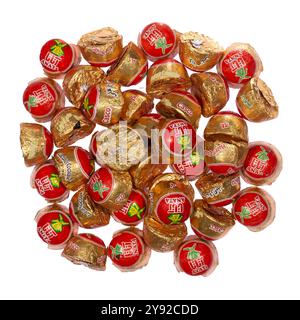 Una collezione di cioccolatini casco colorati avvolti in rosso e oro, perfetti per regali o prelibatezze natalizie Foto Stock