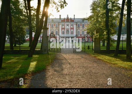 Bellissimo palazzo barocco Kadriorg costruito per Caterina i di Russia da Pietro il grande, ora museo d'arte e giardini fioriti pubblici, Tallinn, Estonia. Foto Stock