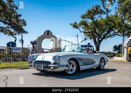 Gulfport, MS - 2 ottobre 2023: Vista dall'angolo anteriore con prospettiva bassa di una Chevrolet Corvette Convertible del 1960 in una mostra automobilistica locale. Foto Stock