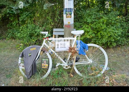 Geisterfahrrad, getöteter Radfahrer, Keanu Lehner, Storkower Straße, Berlino, Germania Foto Stock