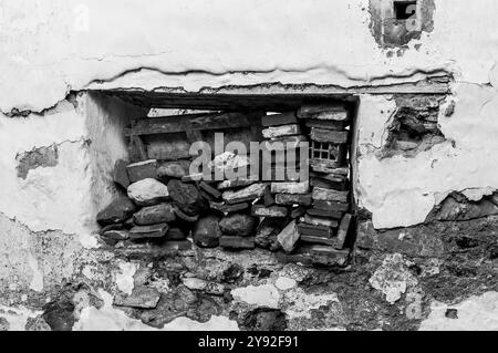 Una finestra chiusa da vintage in mattoni e abbounded mulino in Spagna Foto Stock