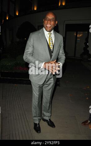 Londra, Regno Unito. 7 ottobre 2024. Ainsley Harriott al Legends of Football 2024 Awards gala, Grosvenor House Hotel, Park Lane, lunedì 7 ottobre 2024 a Londra, Inghilterra, Regno Unito. CAP/CAN © CAN/Capital Pictures credito: Capital Pictures/Alamy Live News Foto Stock