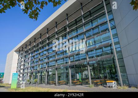 Zentrum für Photovoltaik und Erneuerbare Energien ZPV, Johann-Hittorf-Straße, Adlershof, Treptow-Köpenick, Berlino, Deutschland *** Centro per il fotovoltaico e le energie rinnovabili ZPV, Johann Hittorf Straße, Adlershof, Treptow Köpenick, Berlino, Germania Foto Stock