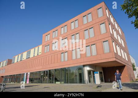 Walter-Nernst-Haus, Lehrraumgebäude Physik und Chemie, HU, Newtonstraße, Adlershof, Treptow-Köpenick, Berlin, Deutschland *** Walter Nernst Haus, edificio delle aule di fisica e chimica, HU, Newtonstraße, Adlershof, Treptow Köpenick, Berlino, Germania Foto Stock