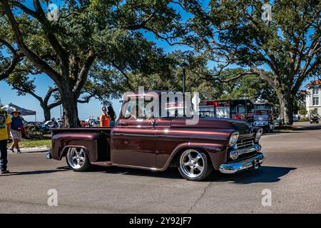 Gulfport, MS - 2 ottobre 2023: Vista laterale ad alta prospettiva di un pick-up Chevrolet Apache del 1958 in una mostra di auto locale. Foto Stock