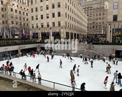 New York, USA: 10 febbraio 2024; turisti e gente del posto pattinano sulla pista di pattinaggio invernale al Rockerfeller Center Foto Stock