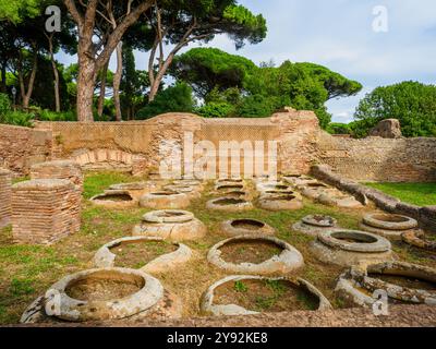 Caseggiato dei doli (Casa della Dolia) (117- 138 d.C.) - area di stoccaggio di un complesso commerciale per grandi liquidi (olio, vino) che erano in parte incastonati nel terreno (dolia defossa) - Parco Archeologico di Ostia Antica, Roma, Italia Foto Stock