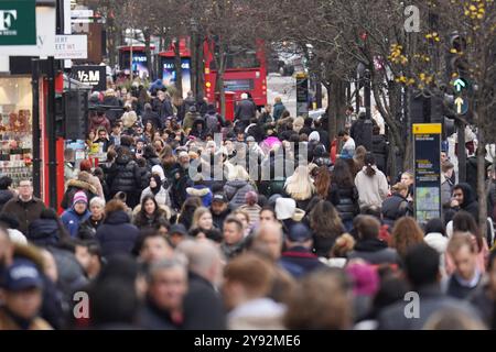 Foto del file datata 27/12/2022, di persone che fanno acquisti su Oxford Street a Londra. Si stima che la popolazione del Regno Unito sia aumentata del 1,0% nell'anno fino a giugno 2023, il più grande aumento percentuale annuo da quando i dati comparabili sono iniziati nel 1971, i dati suggeriscono. Circa 68.265.200 persone erano probabilmente residenti nel Regno Unito a metà dello scorso anno, in aumento di 662.400 rispetto a 67.602.800 12 mesi prima. Data di pubblicazione: Martedì 8 ottobre 2024. Foto Stock