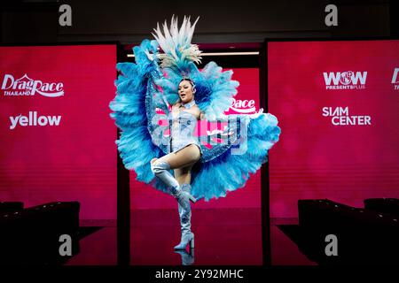 Thailandia. 8 ottobre 2024. Benze Diva sta per una foto sulla pista prima della conferenza stampa. Il cast di Drag Race Thailand stagione 3 è stato ufficialmente presentato alla loro prima conferenza stampa insieme prima della premiere della serie. La prossima terza stagione di Drag Race Thailand è la prima stagione locale a entrare a far parte della serie WOW Presents Plus. Crediti: Matt Hunt/Neato/Alamy Live News Foto Stock