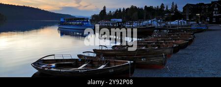 Tramonto sulle barche da diporto sul lago Windermere, Bowness sulla città di Windermere, Cumbria, Lake District National Park, Inghilterra, Regno Unito Foto Stock