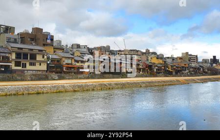 Il fiume Kamo (鴨川 Kamo-gawa?) si trova a Kyoto, in Giappone. Il fiume Kamo ha la sua sorgente nelle montagne nell'area del Monte Sajikigatak Foto Stock