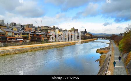 Il fiume Kamo (鴨川 Kamo-gawa?) si trova a Kyoto, in Giappone. Il fiume Kamo ha la sua sorgente nelle montagne nell'area del Monte Sajikigatak Foto Stock