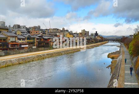 Il fiume Kamo (鴨川 Kamo-gawa?) si trova a Kyoto, in Giappone. Il fiume Kamo ha la sua sorgente nelle montagne nell'area del Monte Sajikigatak Foto Stock