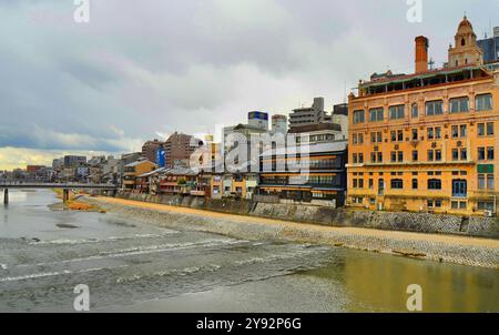 Il fiume Kamo (鴨川 Kamo-gawa?) si trova a Kyoto, in Giappone. Il fiume Kamo ha la sua sorgente nelle montagne nell'area del Monte Sajikigatak Foto Stock