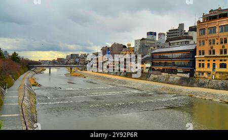 Il fiume Kamo (鴨川 Kamo-gawa?) si trova a Kyoto, in Giappone. Il fiume Kamo ha la sua sorgente nelle montagne nell'area del Monte Sajikigatak Foto Stock