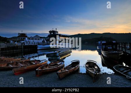 Tramonto sulle barche da diporto sul lago Windermere, Bowness sulla città di Windermere, Cumbria, Lake District National Park, Inghilterra, Regno Unito Foto Stock