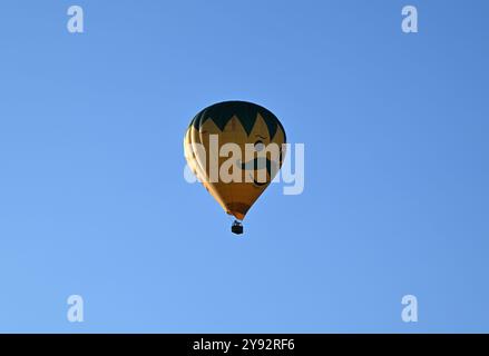Dordogna, Francia: 17 luglio 2024: Mongolfiera vista contro un cielo blu sopra la valle della dordogna in Francia Foto Stock