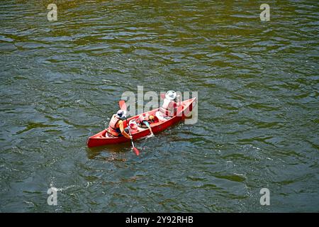 Castelnaud, Francia; 24 luglio 2024: Vista ad angolo alto di una canoa per due persone sul fiume Dordogna. Foto Stock