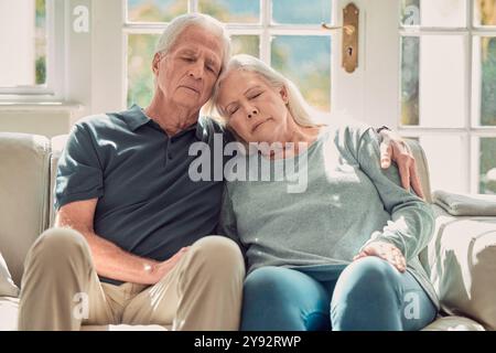 Amore, relax e coppie anziane abbracciano in casa, in soggiorno e legano o dormono insieme con sostegno. Pensione, vacanza e anziano con maturo Foto Stock