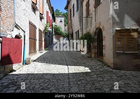 Penne D'Agenais, Francia 27 luglio 2024: Streed nella parte vecchia della città di bastide di penne D'Agenais in Francia Foto Stock