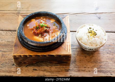 Kimchi e zuppa di maiale in stile coreano piccante e riso bollito Foto Stock