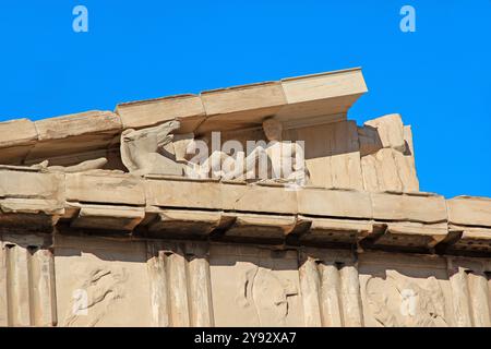 ATENE, GRECIA - 21 SETTEMBRE 2012: Questi sono dettagli scultorei del frontone occidentale del Partenone sotto forma di teste di cavalli e Dion Foto Stock