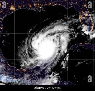Golfo del Messico, Stati Uniti. 8 ottobre 2024. Vista all'alba dell'uragano Milton, attualmente un catastrofico uragano di categoria 4 con venti di 155 km/h, continua ad attraversare il Golfo del Messico diretto verso la Florida, mostrato sul satellite GOES-East alle 10:00 GMT dell'8 ottobre 2024 a nord della penisola dello Yucatan, Messico. Credito: GOES-East/NOAA/Alamy Live News Foto Stock