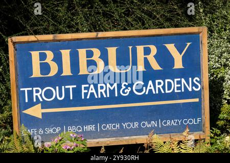 Bibury, un grazioso paesino nelle Cotswolds, Inghilterra, insegna per Bibury Trout Farm & Gardens Foto Stock