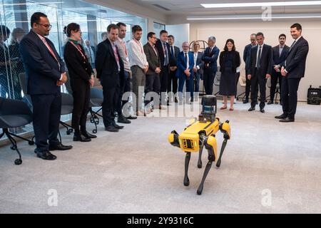 Marsiglia, Francia. 7 ottobre 2024. Clara Chappaz, Segretario di Stato del Ministro dell'istruzione superiore e della ricerca, responsabile dell'intelligenza artificiale e delle tecnologie digitali, partecipa a una dimostrazione del cane robot Boston Dynamics insieme a Rodolphe Saade negli uffici di TANGRAM, centro di formazione CGM CMA a Marsiglia, Francia, il 7 ottobre 2024. Foto di Laurent Coust/ABACAPRESS. COM credito: Abaca Press/Alamy Live News Foto Stock