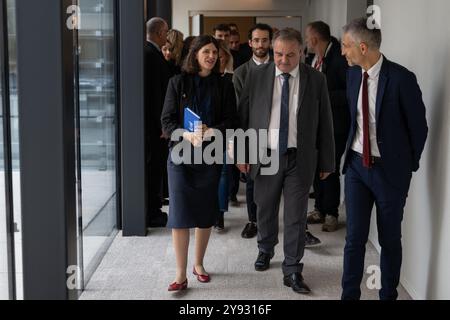 Marsiglia, Francia. 7 ottobre 2024. Clara Chappaz, Segretario di Stato del Ministro dell'istruzione superiore e della ricerca, responsabile dell'intelligenza artificiale e delle tecnologie digitali, visita gli uffici di TANGRAM, centro di formazione CGM CMA a Marsiglia, Francia, il 7 ottobre 2024. Foto di Laurent Coust/ABACAPRESS. COM credito: Abaca Press/Alamy Live News Foto Stock
