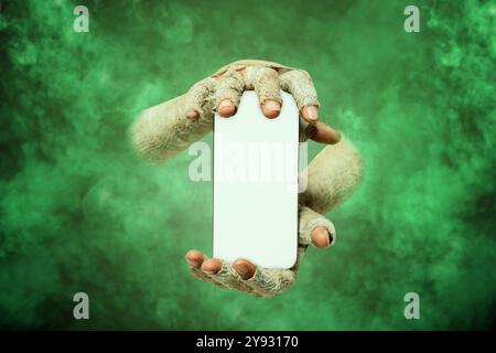 Le mani della mamma hanno delle bende sporche. Mamma, diavolo, male, satana o zombie con le mani che tengono i telefoni cellulari o cellulari attraverso fumi verdi. Mockup. Foto Stock