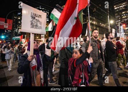 Vancouver, Canada. 7 ottobre 2024. La gente si riunisce in una manifestazione per sostenere i palestinesi a Vancouver, British Columbia, Canada, il 7 ottobre 2024. In occasione del primo anniversario dell'assalto di Hamas a Israele, avvenuto il 7 ottobre, migliaia di manifestanti sono scesi in piazza in molti luoghi del mondo per esprimere solidarietà ai palestinesi e chiedere un cessate il fuoco immediato da parte di Israele nel contesto del conflitto israelo-palestinese in corso. Crediti: Liang Sen/Xinhua/Alamy Live News Foto Stock