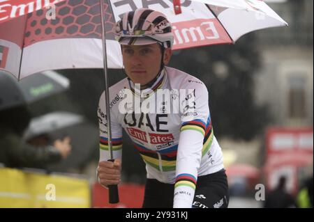 Tadej Pogacar, UAE TEAM EMIRATES alla partenza da Busto Arsizio durante tre Valli Varesine, gara di Street Cycling a Busto Arsizio, Italia, 8 ottobre 2024 Foto Stock