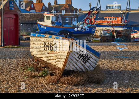 Vecchia barca da pesca sulla spiaggia di Aldeburgh nel Suffolk sulla costa orientale dell'Inghilterra, Regno Unito. Foto Stock