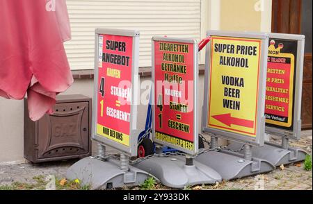 25.09.2024, Slubice, Polen. Zigaretten und Alkohol sind beliebte Einkaufsartikel in Polen. *** 25 09 2024, Slubice, Polonia sigarette e alcol sono articoli di shopping popolari in Polonia Foto Stock