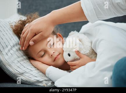 Padre, mano e ragazza sul divano, malato e infezione da malattia, controllare la temperatura e il virus in salotto. Casa, primo piano e papa' con figlia sul divano Foto Stock