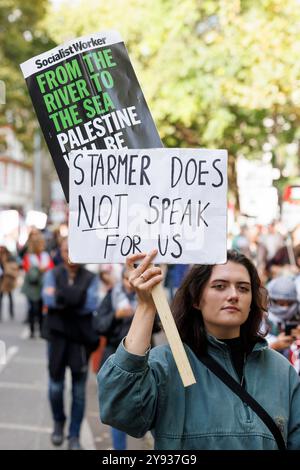 Circa 200 mila persone marciarono da Russell Sq. A Whitehall, chiedendo la fine delle violazioni dei diritti umani di Israele, la cessazione delle vendite di armi a Israele e un cessate il fuoco immediato. Foto Stock