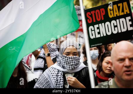 Circa 200 mila persone marciarono da Russell Sq. A Whitehall, chiedendo la fine delle violazioni dei diritti umani di Israele, la cessazione delle vendite di armi a Israele e un cessate il fuoco immediato. Foto Stock