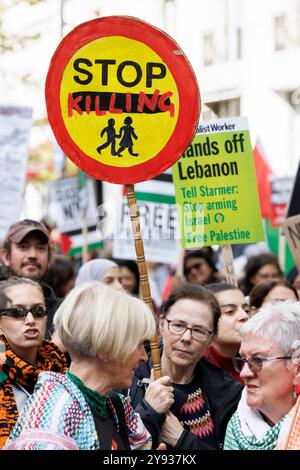 Circa 200 mila persone marciarono da Russell Sq. A Whitehall, chiedendo la fine delle violazioni dei diritti umani di Israele, la cessazione delle vendite di armi a Israele e un cessate il fuoco immediato. Foto Stock