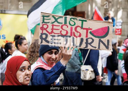 Circa 200 mila persone marciarono da Russell Sq. A Whitehall, chiedendo la fine delle violazioni dei diritti umani di Israele, la cessazione delle vendite di armi a Israele e un cessate il fuoco immediato. Foto Stock