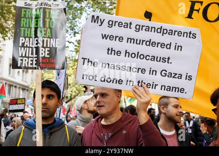 Circa 200 mila persone marciarono da Russell Sq. A Whitehall, chiedendo la fine delle violazioni dei diritti umani di Israele, la cessazione delle vendite di armi a Israele e un cessate il fuoco immediato. Foto Stock