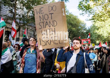 Circa 200 mila persone marciarono da Russell Sq. A Whitehall, chiedendo la fine delle violazioni dei diritti umani di Israele, la cessazione delle vendite di armi a Israele e un cessate il fuoco immediato. Foto Stock